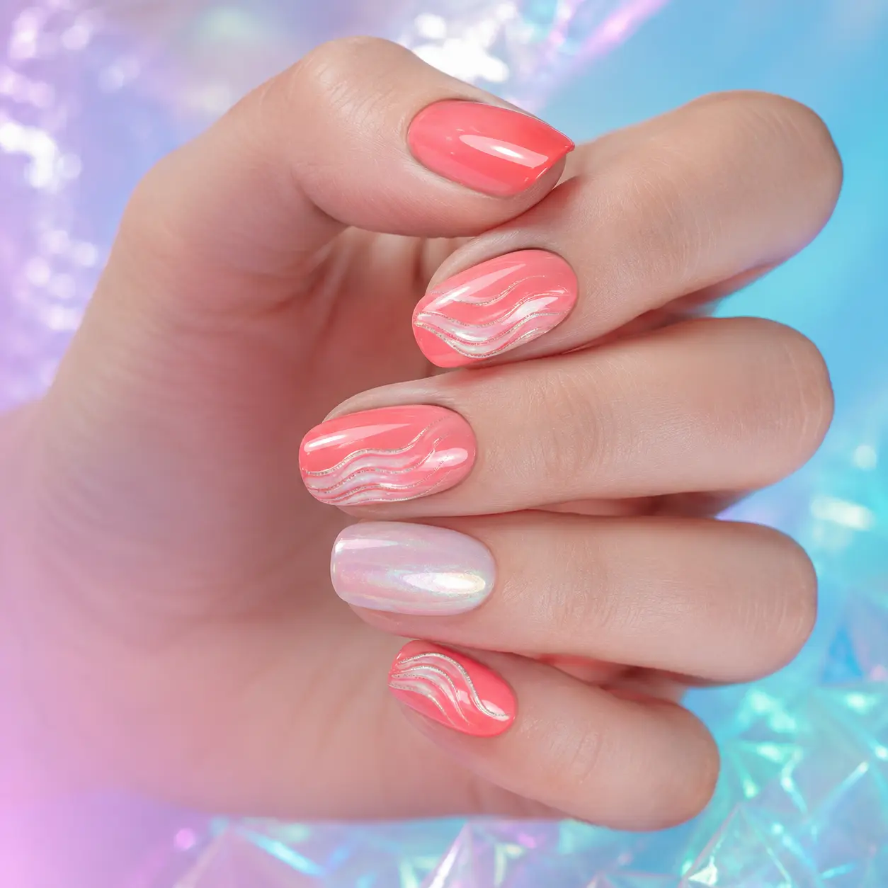 Manucure corail rose avec nail art ondulé